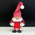 Tonttu kaksi lahja kädessä